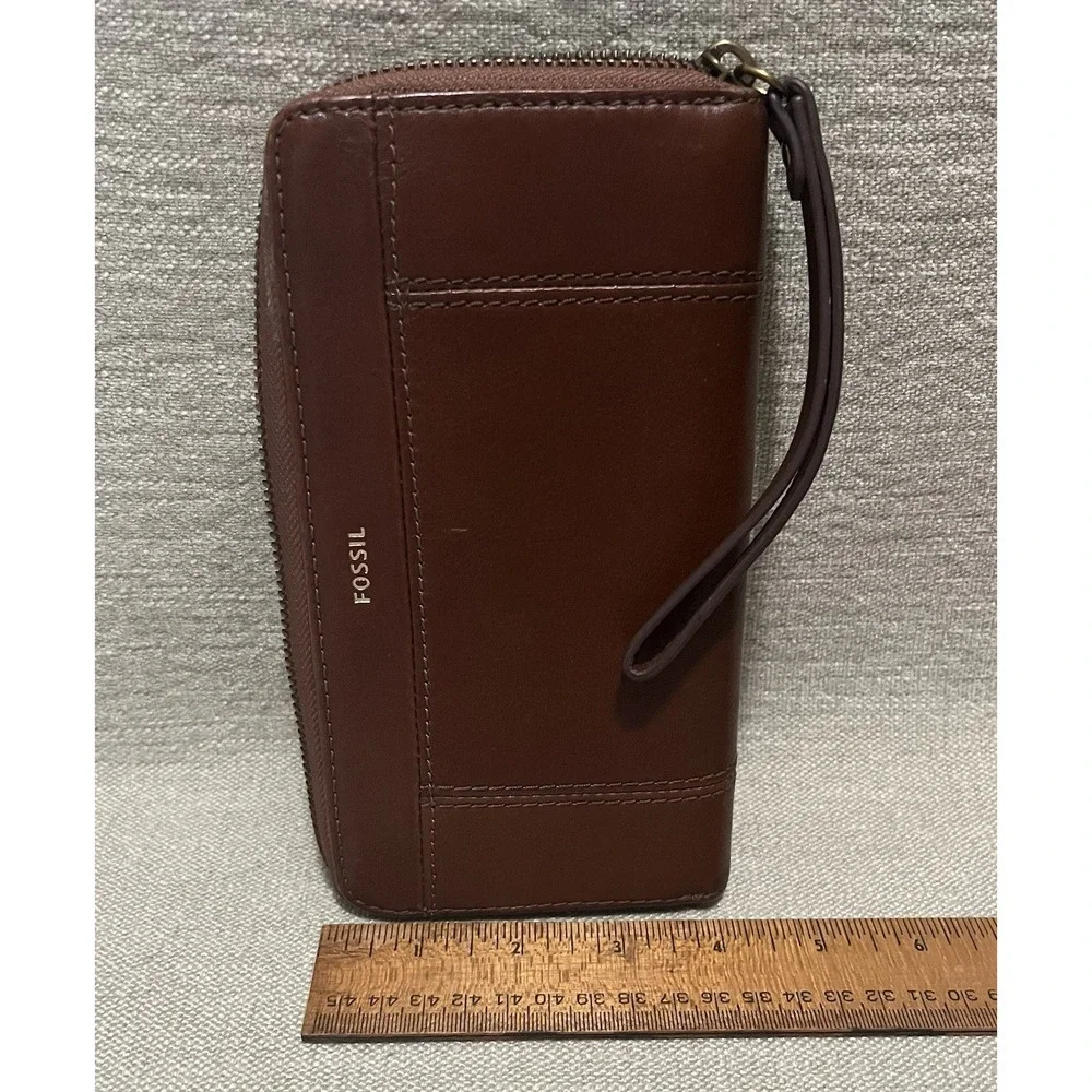 Fossil Brown Leather Wristlet Wallet Zip Around Purse Credit Cards Travel 137623